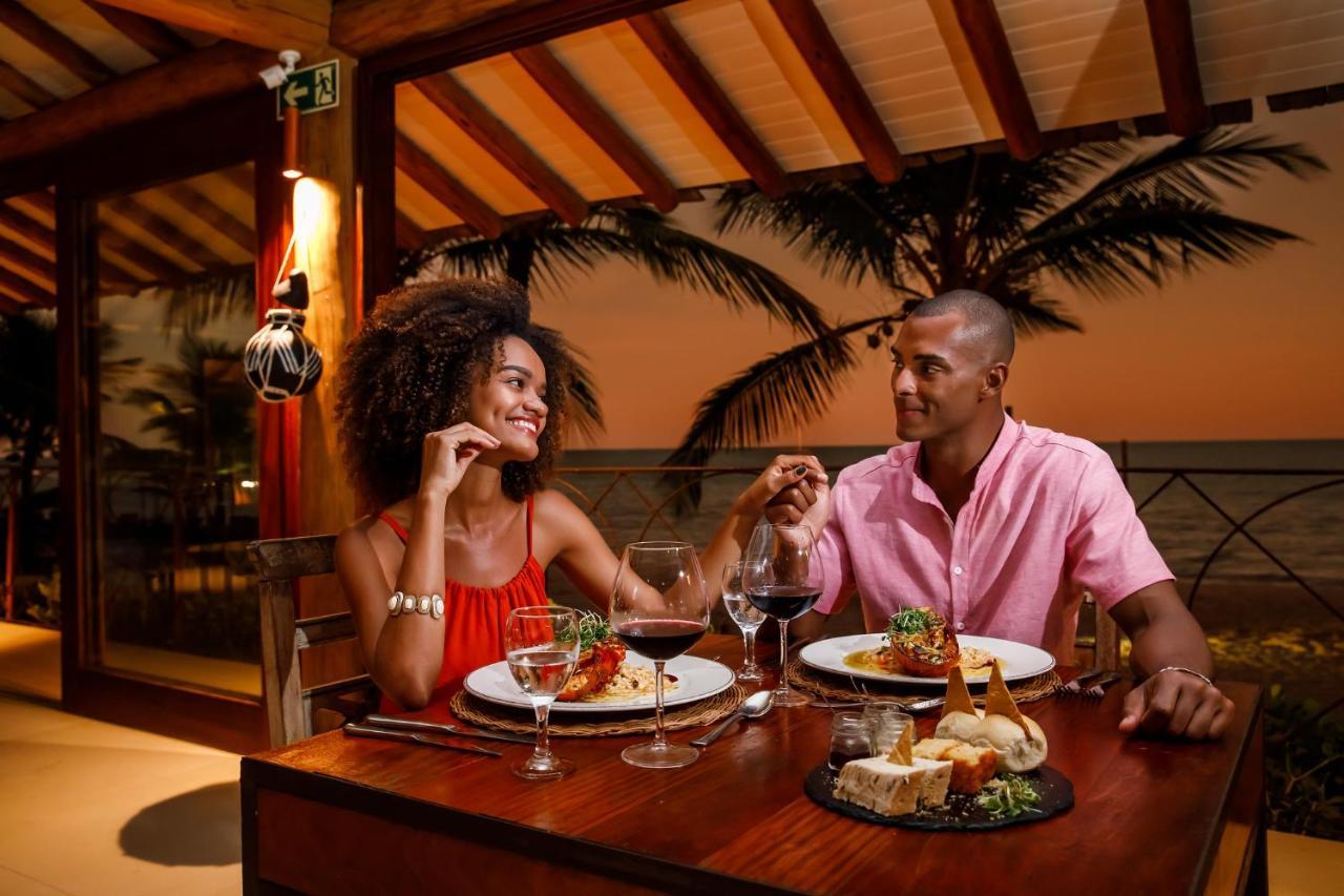 La Torre Resort All Inclusive Порто Сегуро Екстериор снимка A couple dining at a restaurant